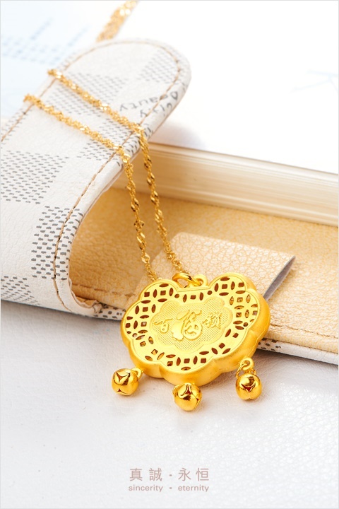 周大福百福锁足金黄金长命锁吊坠