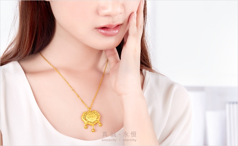 周大福百福锁足金黄金长命锁吊坠