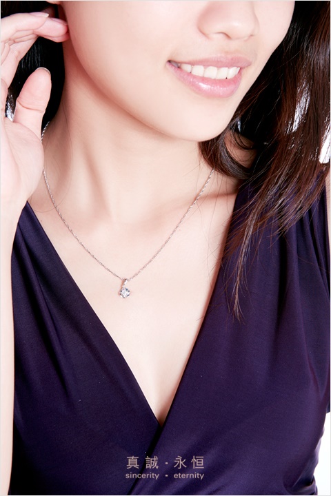 周大福 骄人系列 之雅致高贵18k金镶钻石吊坠